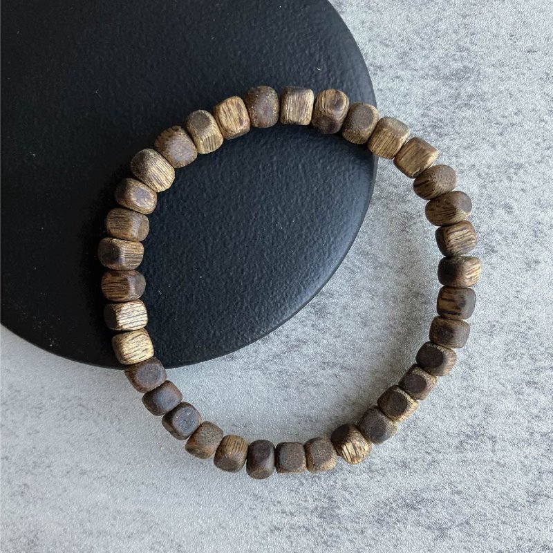 [Square Heavy Oil Model] Natural King Chess Nan Agarwood Single Circle Bracelet 6-8mm - Bracelets - Wood 