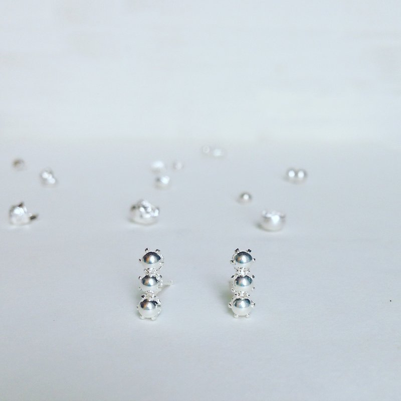 Minimalism/dots .925 silver prong set ball earrings - ต่างหู - โลหะ สีเทา