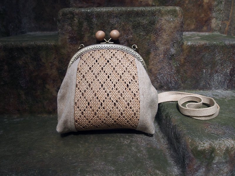 Natural dyeing handmade woven rush grass large leaf Terminalia stained wood bead cotton plant Linen gold rush messenger bag - Messenger Bags & Sling Bags - Cotton & Hemp 
