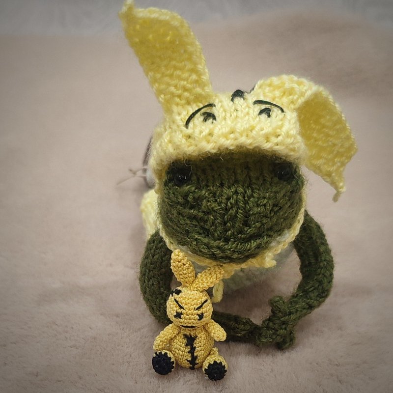 Green knitted Frog. Cute froggies with  little bunny toy. Knitted toys frog. - ตุ๊กตา - ลินิน สีเขียว