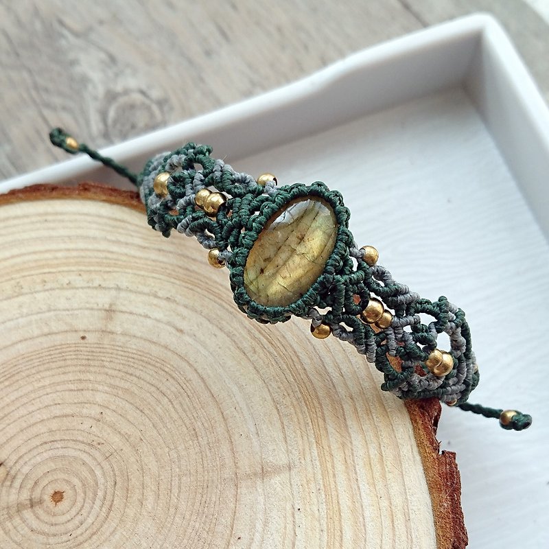 Misssheep H34 - macrame bracelet with Labradorite , brass beads, Handcrafted jew - สร้อยข้อมือ - วัสดุอื่นๆ สีเขียว