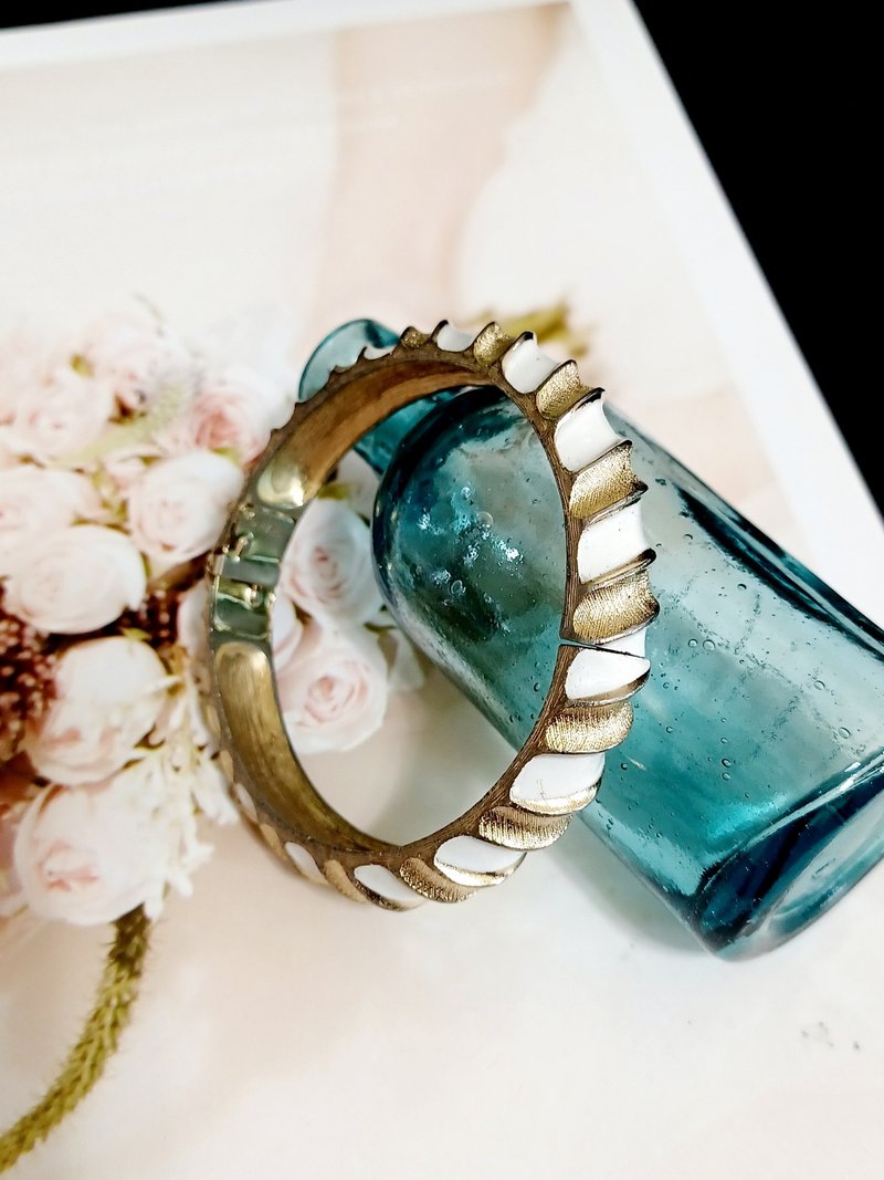 vintage jewelry Trifari 白琺瑯現代風格窄版手環 - 手鍊/手環 - 其他金屬 