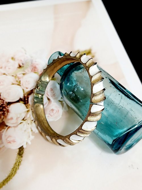 老時光製造所 vintage jewelry Trifari 白琺瑯現代風格窄版手環