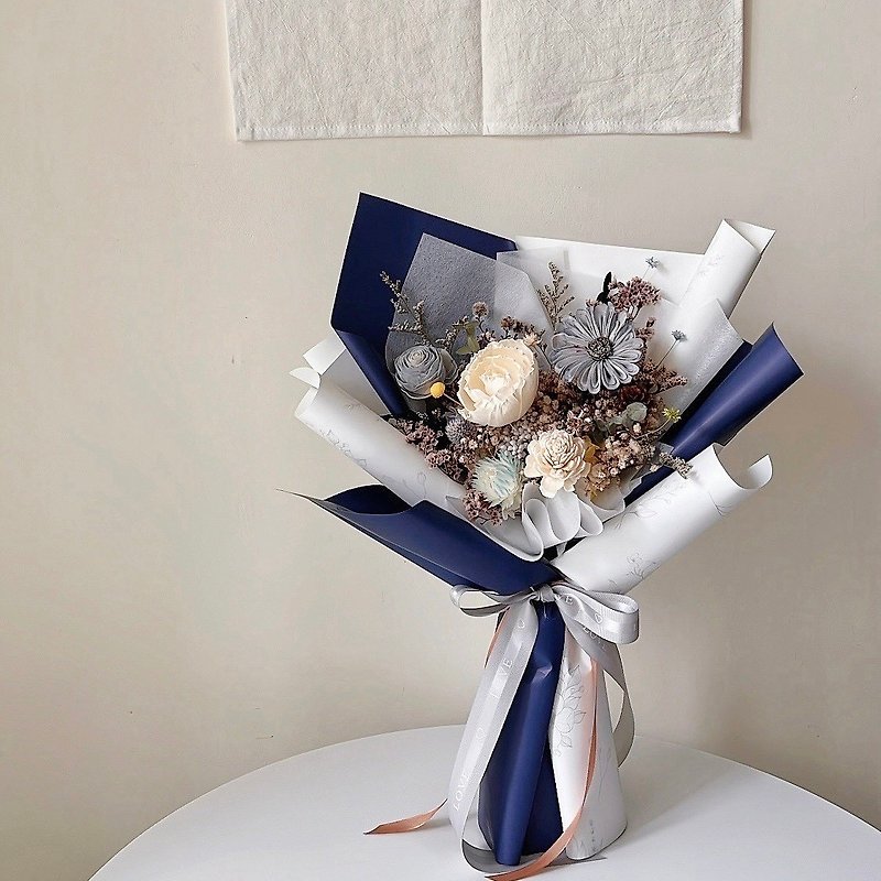 Graduation bouquet of dry flowers on white and blue ground - Dried Flowers & Bouquets - Plants & Flowers Blue