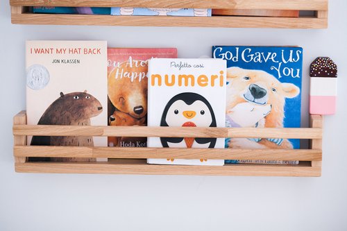 保育園または教室用の天然木からの2つのモンテッソーリ棚の