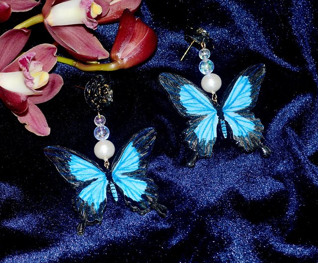 幻想的な蝶々香水瓶レジンピアス　イヤリング蝶々