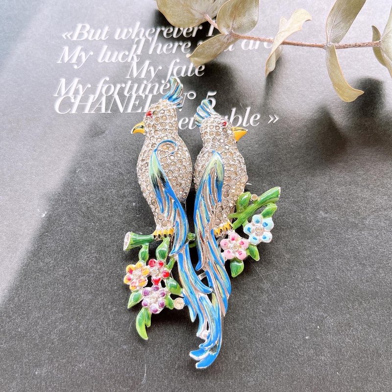 【CoroDuette 藍色琺瑯愛情鳥對裝裙夾別針-專利圖鑑款】Vintage - 胸針 - 其他金屬 
