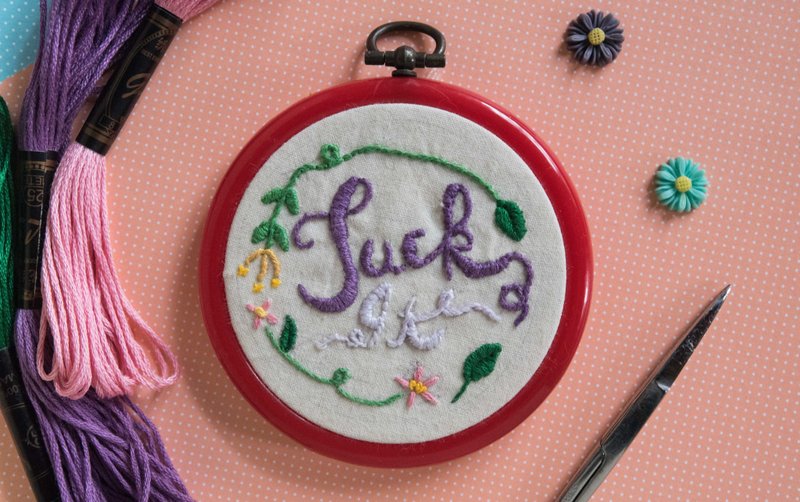 手作字體刺繡框禮物－"Suck it"－全人手製作 - 壁貼/牆壁裝飾 - 棉．麻 紫色