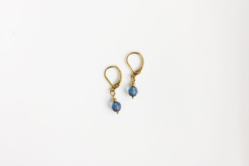 Small blue dot brass glass beaded earrings - ต่างหู - โลหะ สีน้ำเงิน