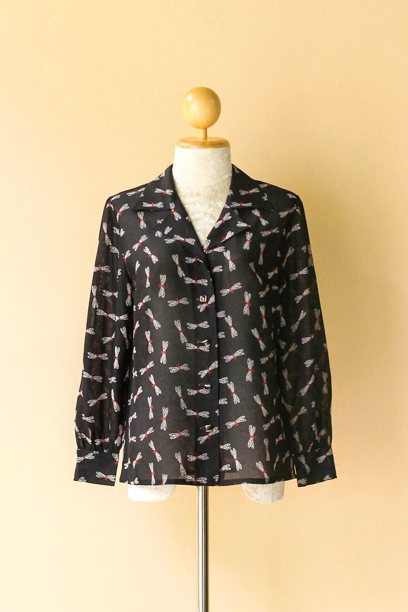 VINTAGE black chiffon blouse, dragonfly print. - เสื้อเชิ้ตผู้หญิง - เส้นใยสังเคราะห์ สีดำ
