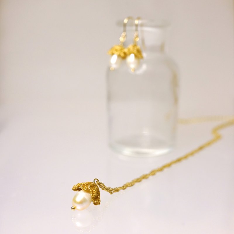 花の雫刺繍ネックレス　ゴールド - 項鍊 - 繡線 金色