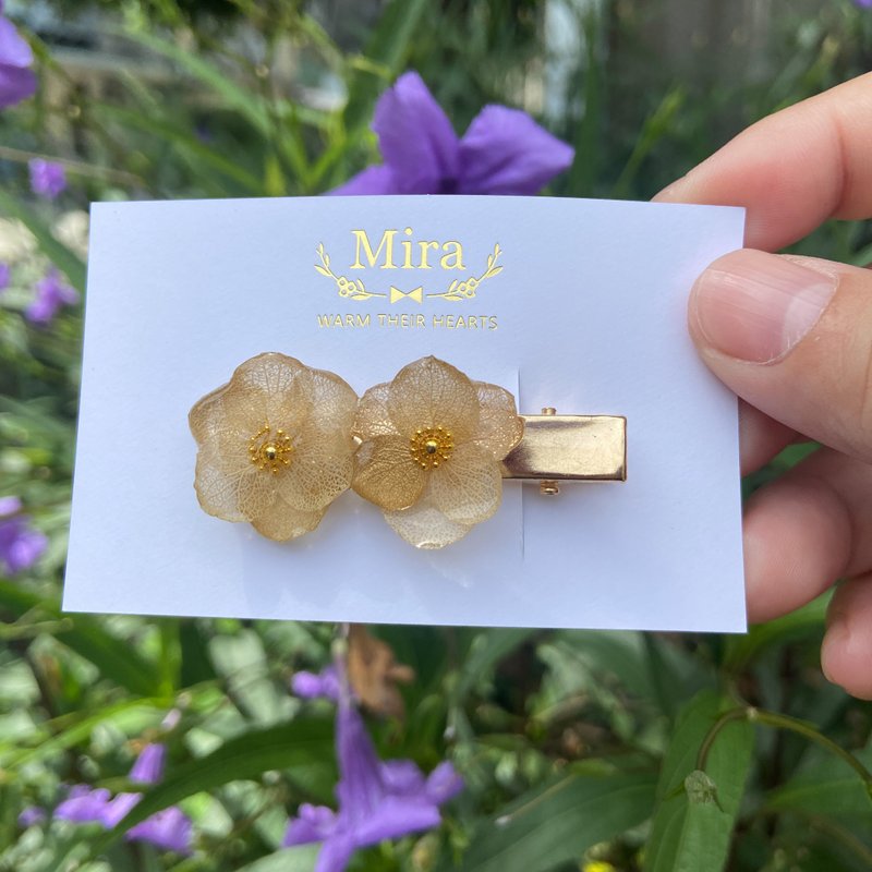 日本樹脂大地色紫陽花髮夾 - 髮夾/髮圈 - 樹脂 卡其色