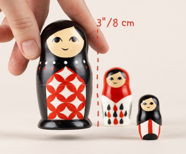 Wooden Russian nesting dolls black and red   –  FirebirdWorkshop