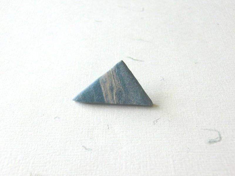 石下 / 雲石紋 藍色 三角 白瓷 陶瓷 扣針 胸針 別針 - 胸針 - 瓷 藍色