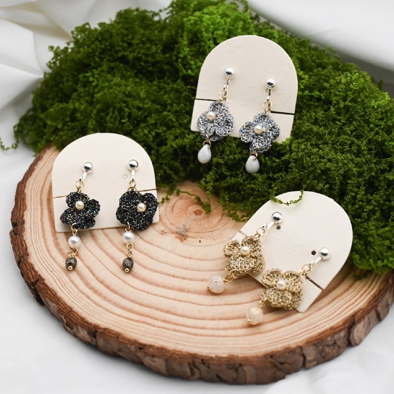 【冬季限定】きらめく小さなクリスマス ピアス イヤリング 立体 かぎ針編み ミニチュア 花 - ピアス・イヤリング - コットン・麻 ブラック