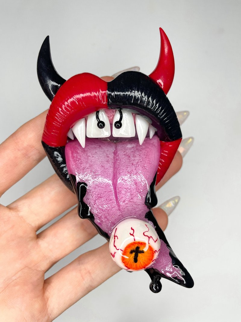 Brooch. Red & black lips with an eyeball. - 胸針 - 黏土 