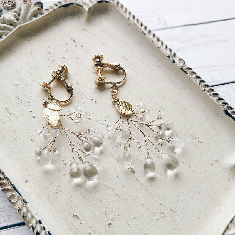 Earrings bouquet with stamens and water drops can be changed into clip-on style - ต่างหู - วัสดุอื่นๆ ขาว