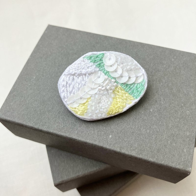 Brooch/手刺繍/2024白008/ 箱入 1点もの/ - 胸針 - 棉．麻 白色