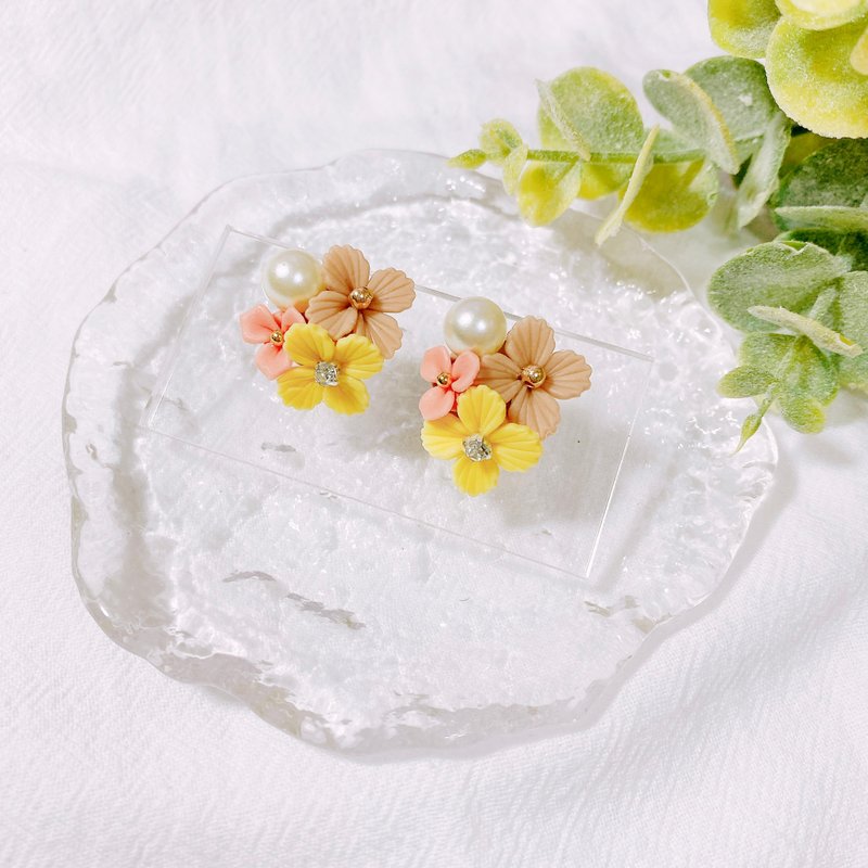 Autumn Pearl Flower Earrings | Clay Earrings - ต่างหู - ดินเหนียว สีนำ้ตาล