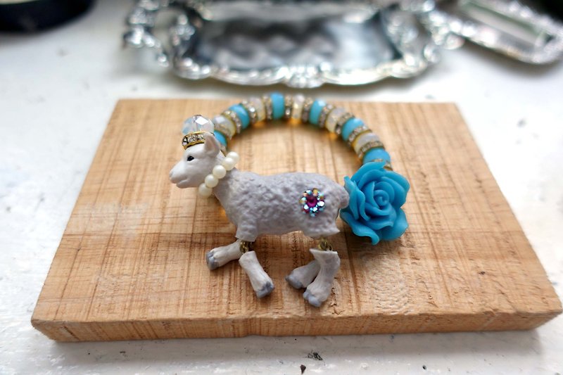 TIMBEE LO Plastic Sheep Pearl Bead Elastic Elastic Bracelet Bracelet Gemstone Crown Movable Hands and Feet - สร้อยข้อมือ - วัสดุอื่นๆ หลากหลายสี