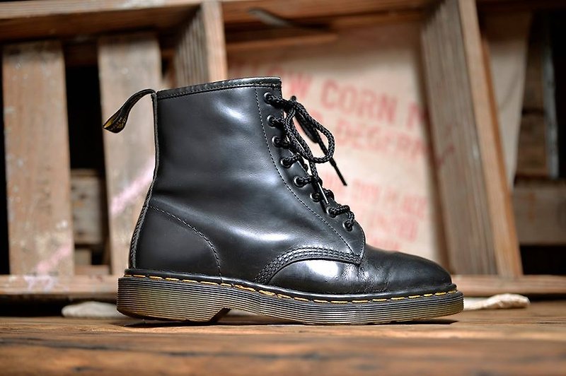 "Dr. Martens Shoes" Martin classic black boots 8 holes DME10 - รองเท้าลำลองผู้ชาย - หนังแท้ สีดำ