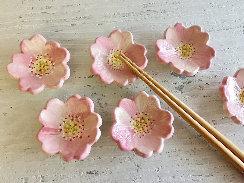 【接單訂製款】啵亮粉櫻朵朵開筷子架 - 筷子/筷子架 - 陶 粉紅色
