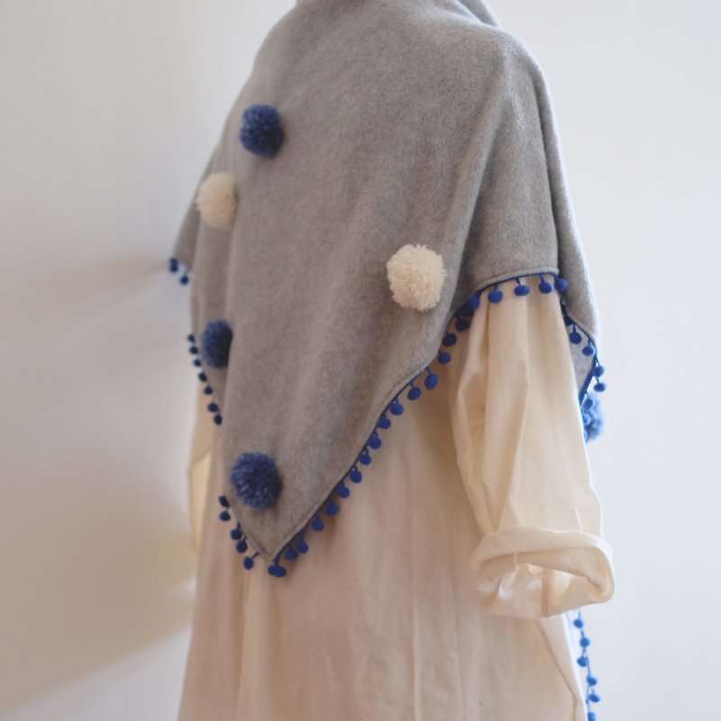 Furry Ball Bubble Handmade Triangle Scarf - ผ้าพันคอถัก - ผ้าฝ้าย/ผ้าลินิน สีน้ำเงิน