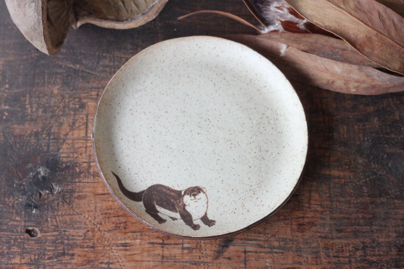 Round plate with Otter - จานและถาด - ดินเผา สีกากี