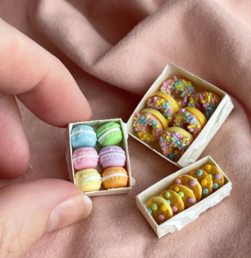 Miniature set of 3 positions of cookies, donuts, macaroons - ตุ๊กตา - พลาสติก หลากหลายสี