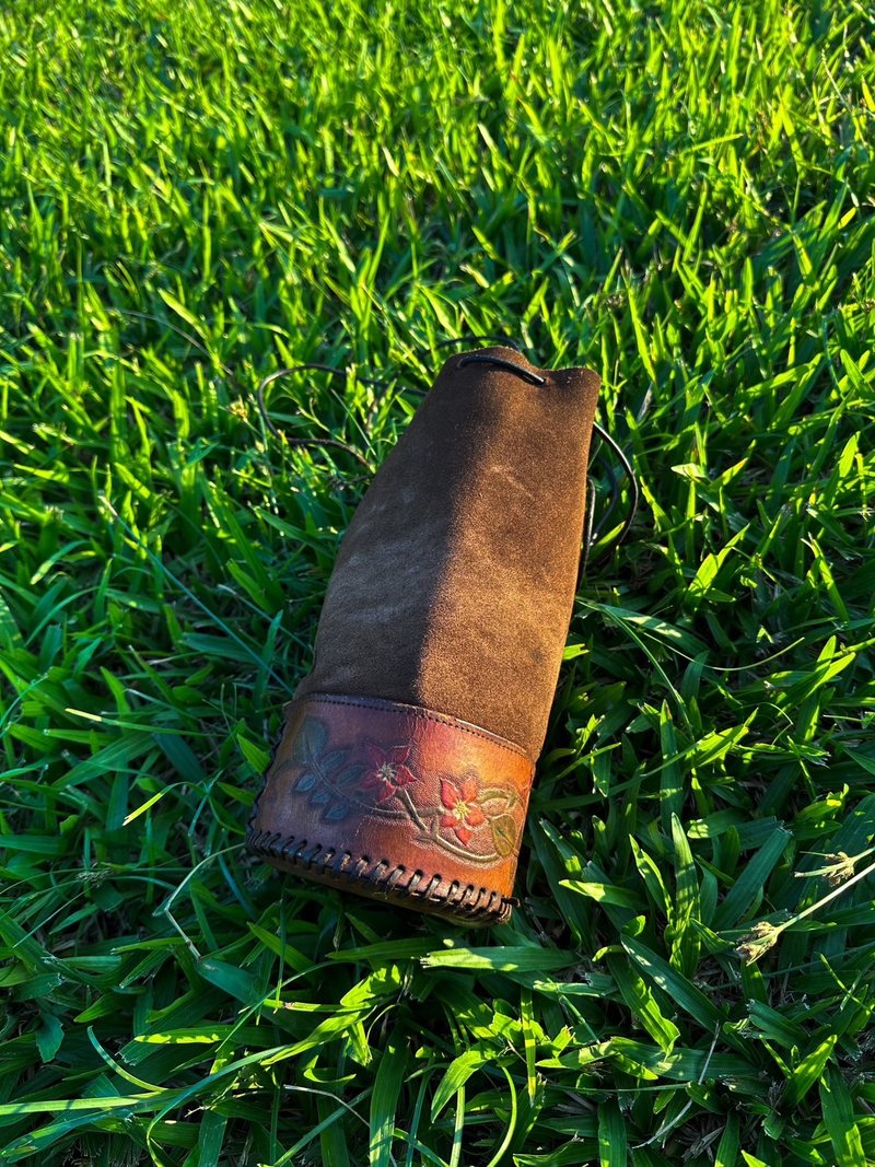Manzoku | 可訂製 | 純手工皮革雕刻 | 麂皮拼接牛皮束口袋水桶包 - 束口袋/束口背包/水桶包 - 真皮 