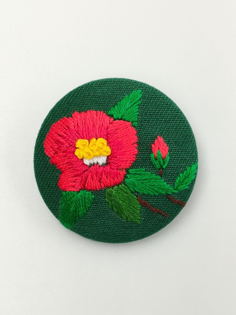 Red camellia flower lover embroidery brooch Camellia - เข็มกลัด - ผ้าฝ้าย/ผ้าลินิน สีแดง