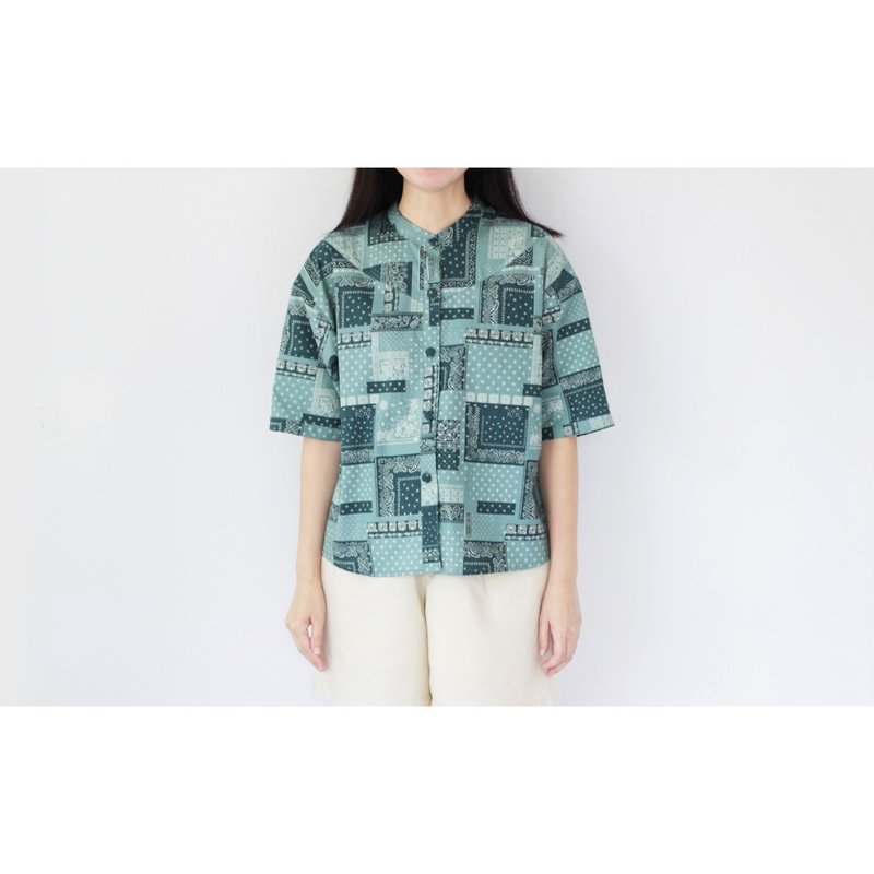 Green Bandana pattern front and back triangle cut shirt - 女上衣/長袖上衣 - 棉．麻 綠色