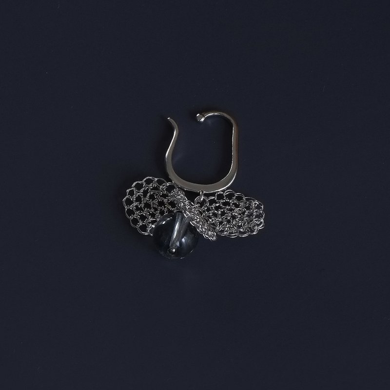 Ponpon Ear-Cuff - 耳環/耳夾/耳骨夾 - 其他金屬 銀色