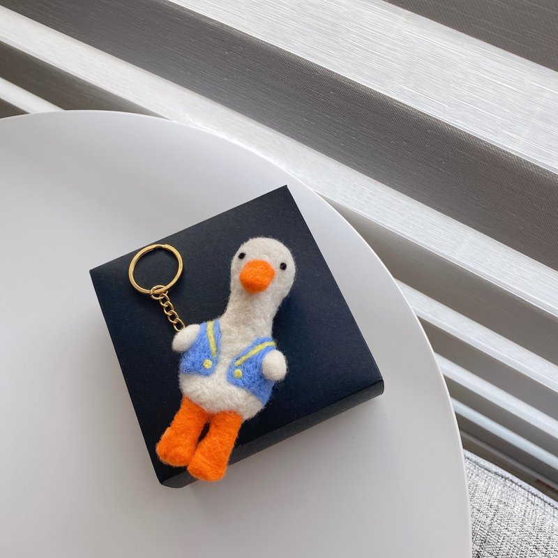 Little white duck wearing a vest hand-made wool felt key ring/pin/decoration - เข็มกลัด/พิน - ขนแกะ 