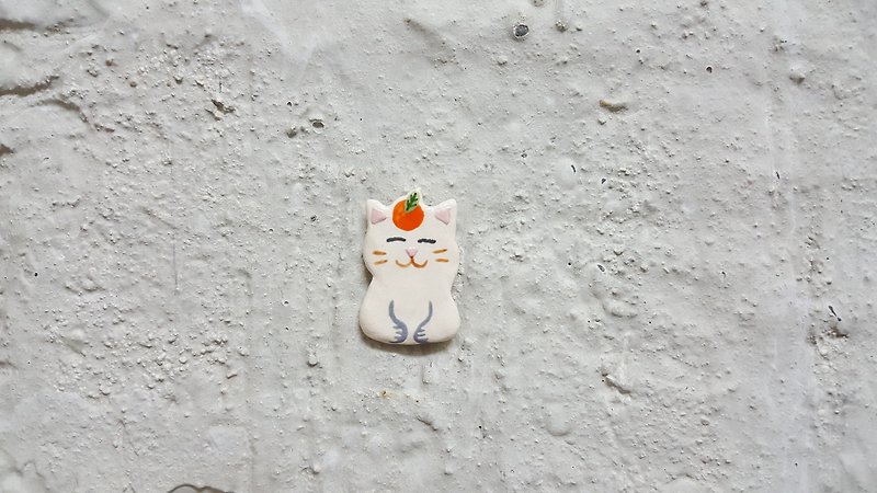 Xiaojizi white cat ceramic pin - Brooches - Pottery White