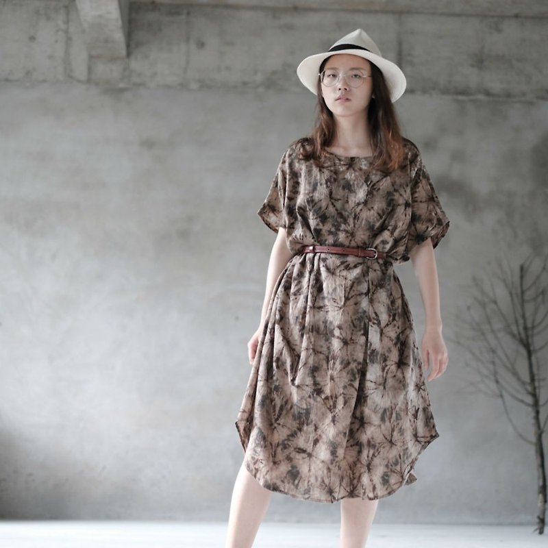 Limited cooperation section earth color tie dyed round neck short-sleeved dress plant blue dye heavy industry grass dyed dress - ชุดเดรส - ผ้าฝ้าย/ผ้าลินิน สีกากี