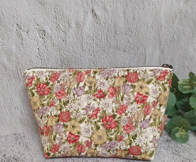 Daily series cosmetic bag/storage bag/zipper bag/spring daisy/in