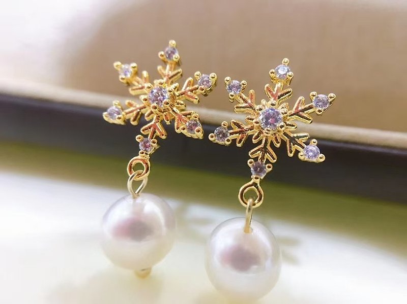 Christmas Gift Snowflake~Natural Freshwater Pearl Gold Earrings Earrings - ต่างหู - ไข่มุก ขาว