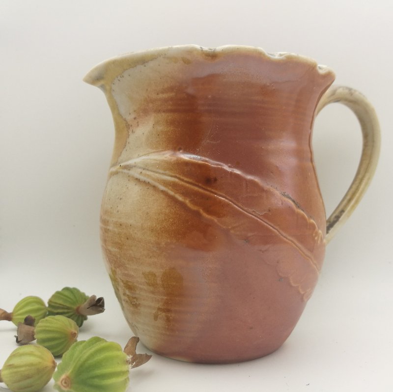 hand-thrown/wood-fired/pitcher/natural ash glaze/flame marks/ideal gift/keepsake - ถ้วย - ดินเผา สีทอง