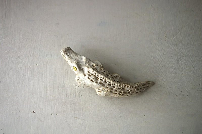 white crocodile broach 白ワニのブローチ0１ - เข็มกลัด - ดินเผา ขาว