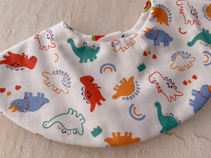 Dinosaur carnival. Pure cotton six-layer gauze round bib/reversible - ผ้ากันเปื้อน - ผ้าฝ้าย/ผ้าลินิน หลากหลายสี