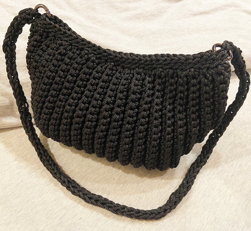 Handmade woven side backpack woven bag shoulder bag - กระเป๋าแมสเซนเจอร์ - วัสดุอื่นๆ สีดำ