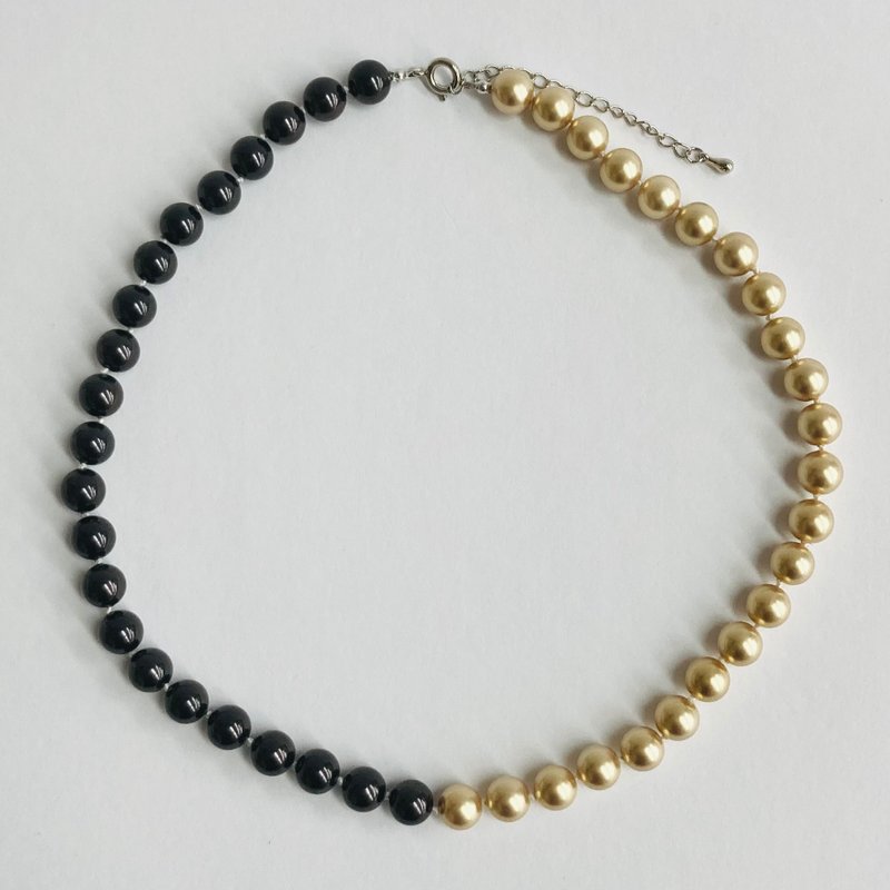 Glass pearl bicolor all knot necklace/8mm approx. 43cm+5cm/BKxGO/made in Japan - Necklaces - Glass Gold