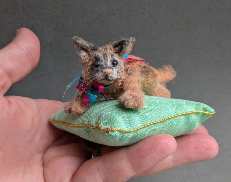 Baby Caracal. Crocheted miniature.4cm. - 公仔/玩偶 - 其他材質 咖啡色