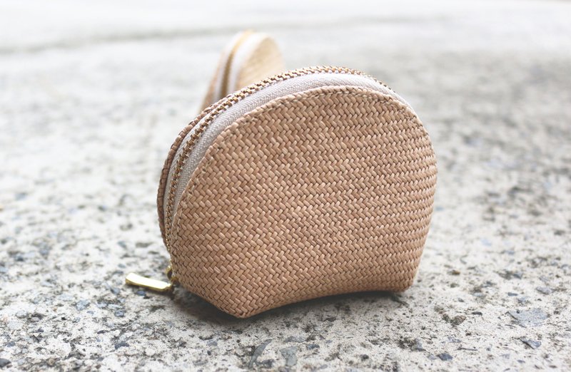 rush weaving | shell coin purse - กระเป๋าใส่เหรียญ - พืช/ดอกไม้ สีกากี