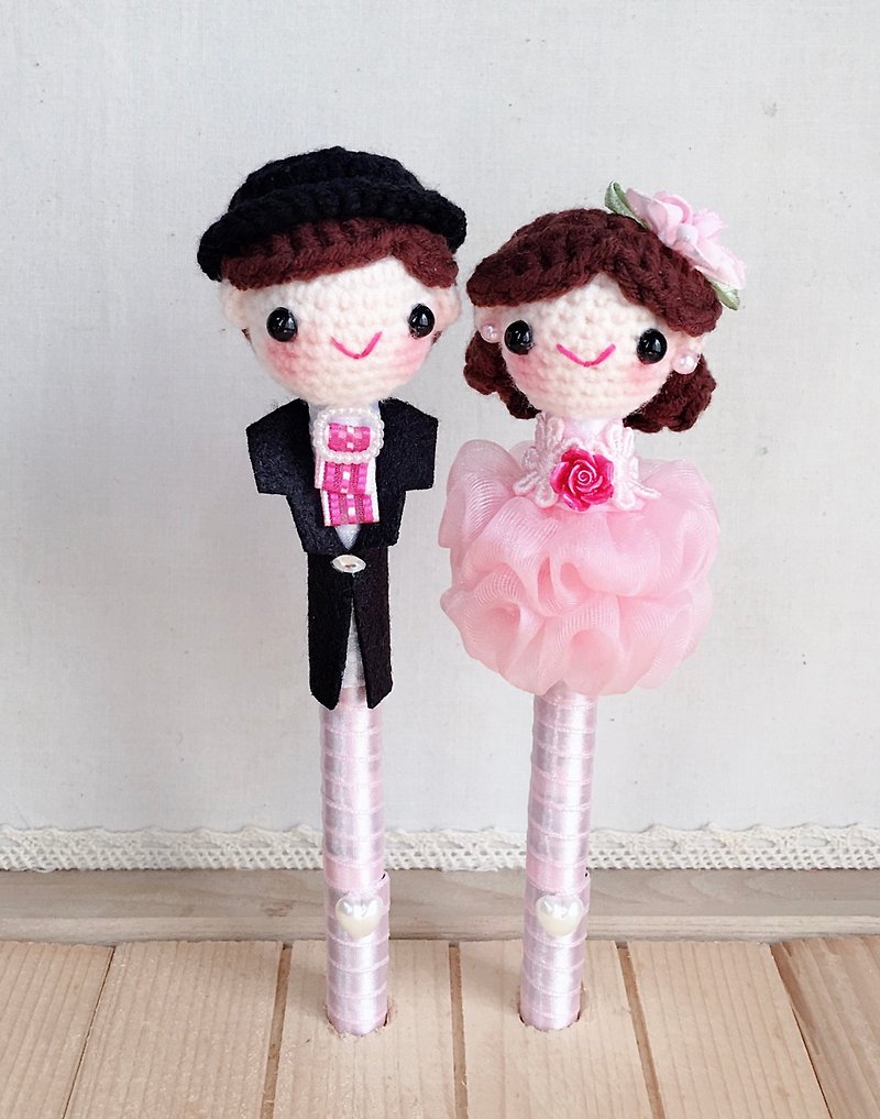 粉紅蛋糕裙禮服款毛線新人婚禮簽名對筆組合(含粉紅色緞帶筆座) - 其他書寫用具 - 其他材質 粉紅色