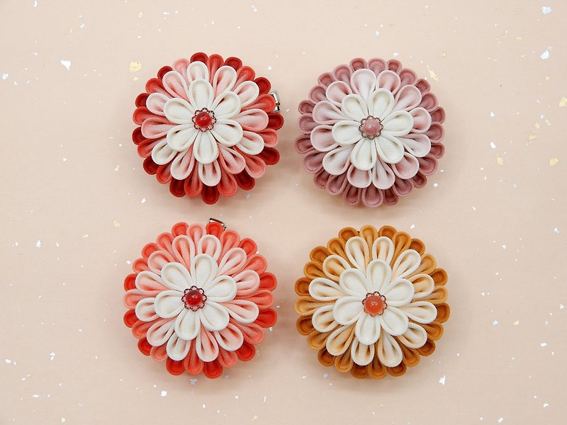 [New] Knob work Made from old cloth, brooches and hair ornaments with W metal fittings like Japanese sweets can be used everyday - Brooches - Silk Red