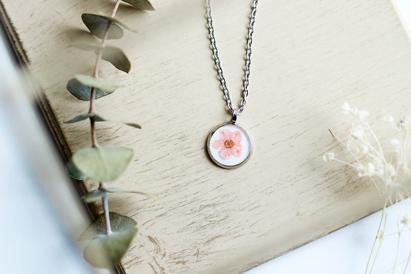 Plum (Pink, BG-White) – Necklace 10 mm.
