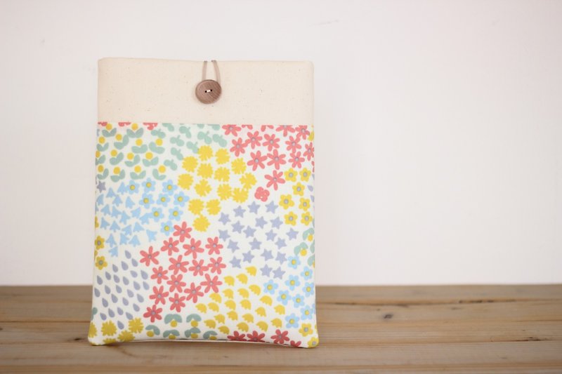 Laptop case Spring-like simple flower pattern No. 11 canvas wooden button