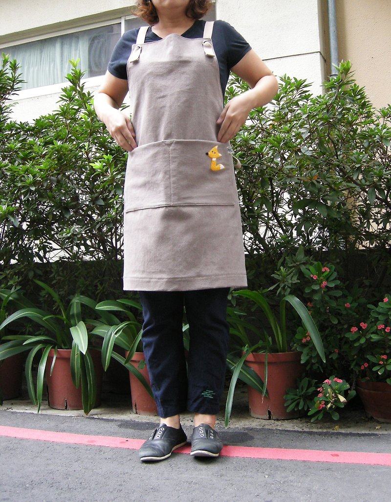 Wool felt made fox apron (light coffee thick canvas) __ made by zuo zuo handmade wool felt around - ผ้ากันเปื้อน - ผ้าฝ้าย/ผ้าลินิน สีกากี